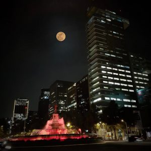 Los habitantes de la Ciudad de México pudieron observar una luna llena brillante.