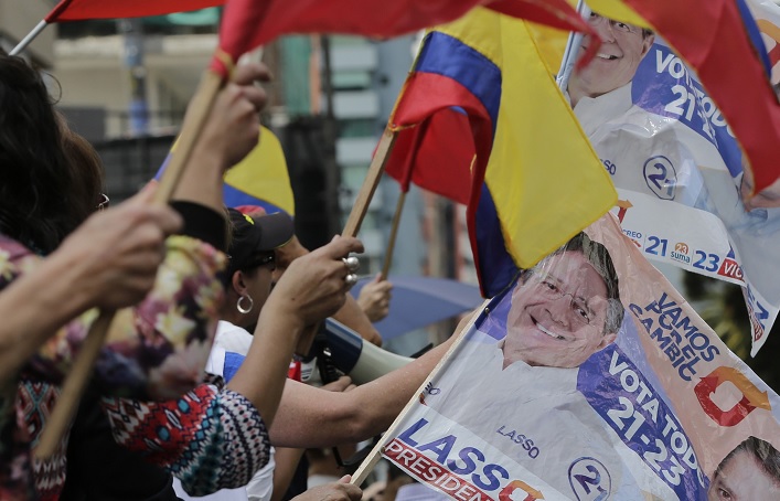 El candidato presidencial de la oposición, Guillermo Lasso, protesta ante el Consejo Nacional Electoral de Ecuador para exigir los resultados oficiales (AP)