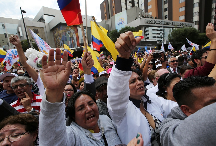 Los partidarios de la oposición protestan frente a la sede del Consejo Electoral para exigir un conteo más rápido y transparente de los votos, en Quito, Ecuador (Reuters)
