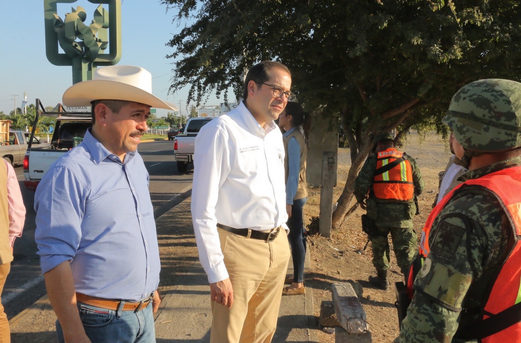 El gobernador de Colima, José Ignacio Peralta, con personal militar que realizan tareas de seguridad en el estado.