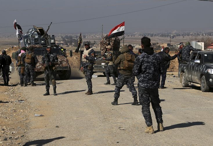 El Ejército iraquí combatió al EI en el aeropuerto con fuego constante de artillería. (AP)
