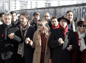 El actor y productor Diego Luna se unió a otras personas para protestar contra el muro de Trump. (AP)