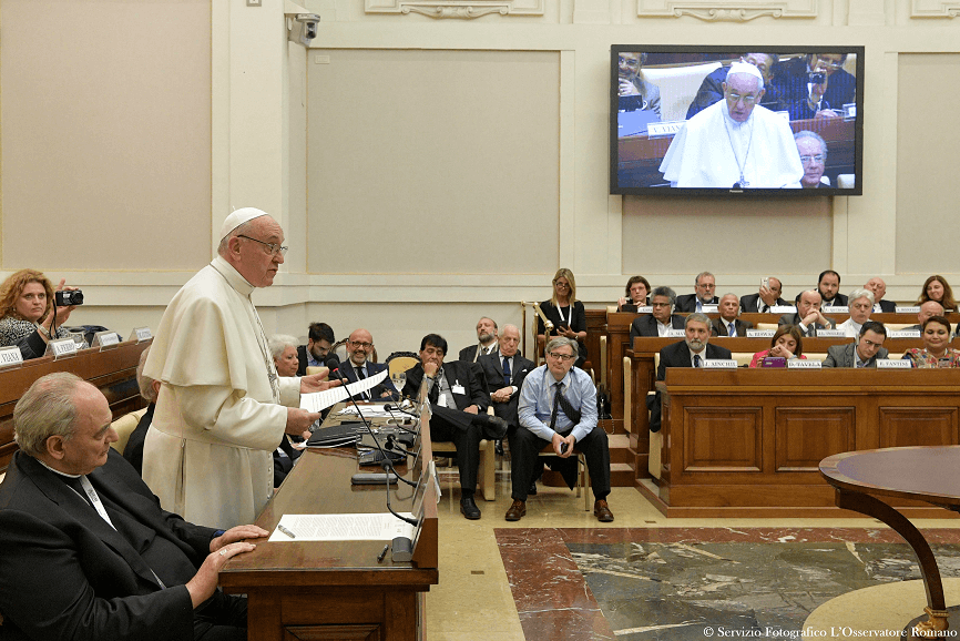 El papa Francisco participa en el seminario internacional sobre el derecho humano al agua, en el Vaticano. (Reuters)