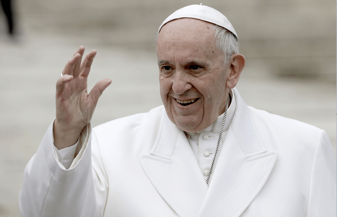 El papa Francisco saluda a los fieles en el Vaticano luego de su tradicional audiencia de los miércoles. (AP, archivo)