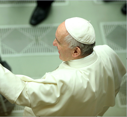 El papa Francisco saluda a los fieles en la Plaza de San Pedro, en el Vaticano. (Getty Images, archivo)