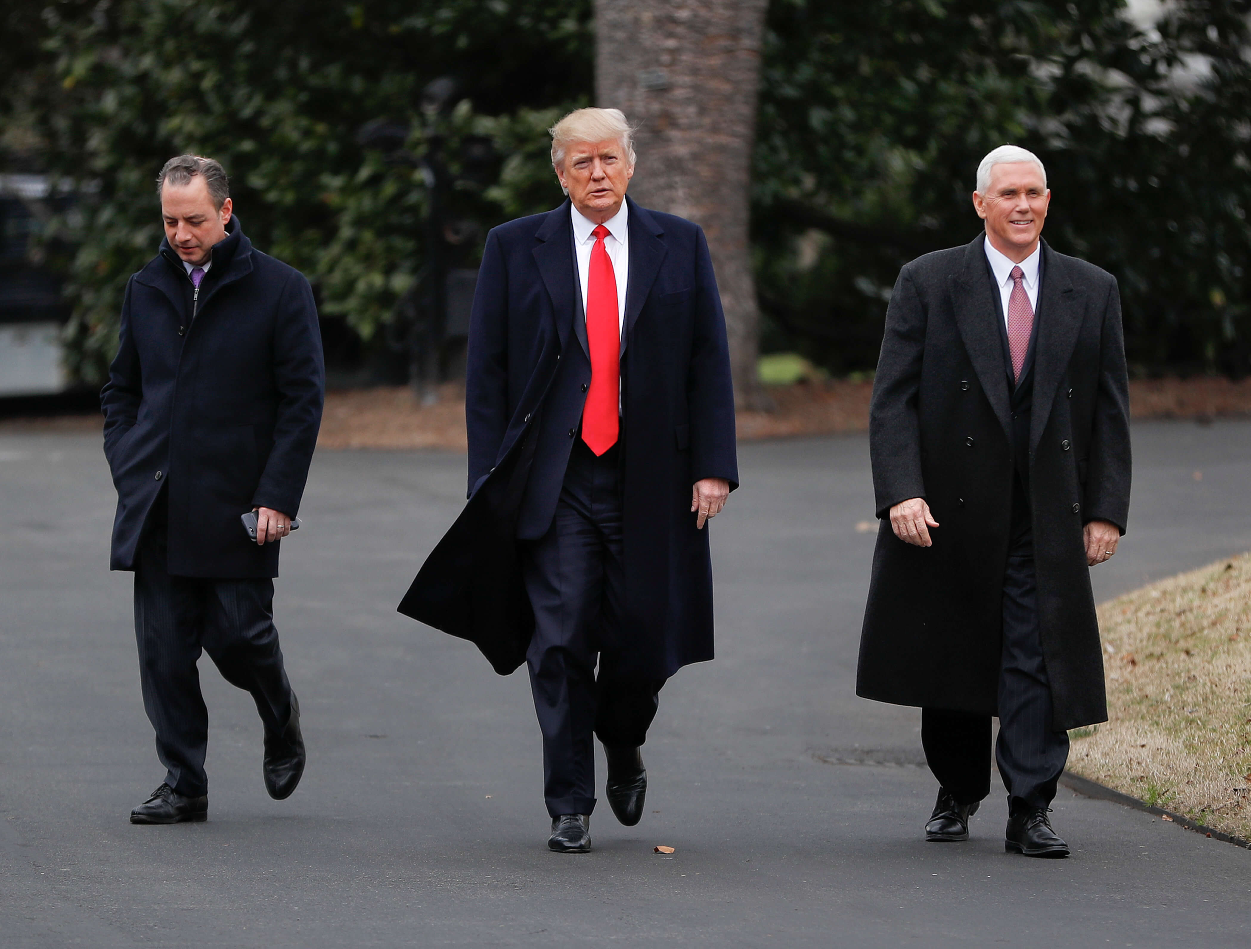 El presidente de Estados Unidos, Donald Trump, camina con el vicepresidente, Mike Pence.