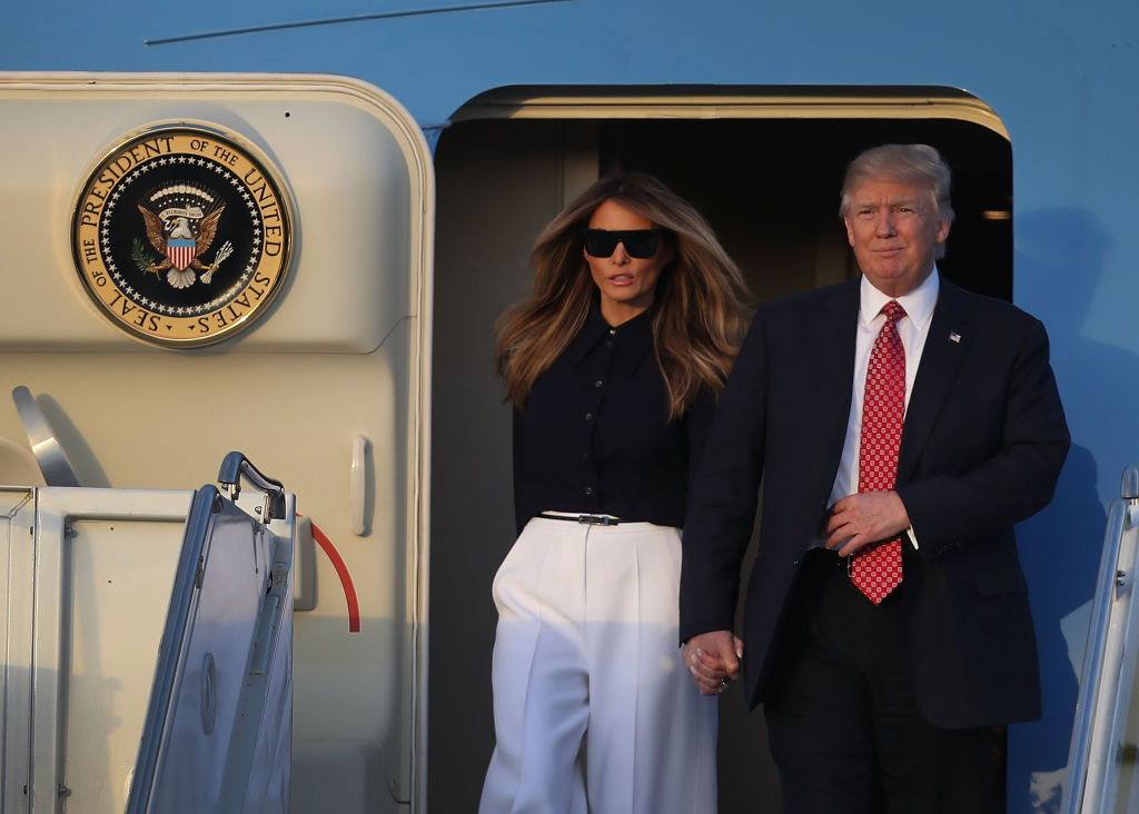 El presidente de Estados Unidos, Donald Trump, y su esposa, Melania, descienden del Air Force One.