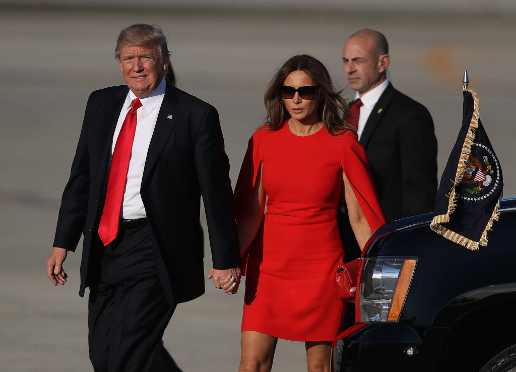 El presidente de Estados Unidos, Donald Trump, y su esposa, Melania Trump, a punto de abordar el Air Force One.