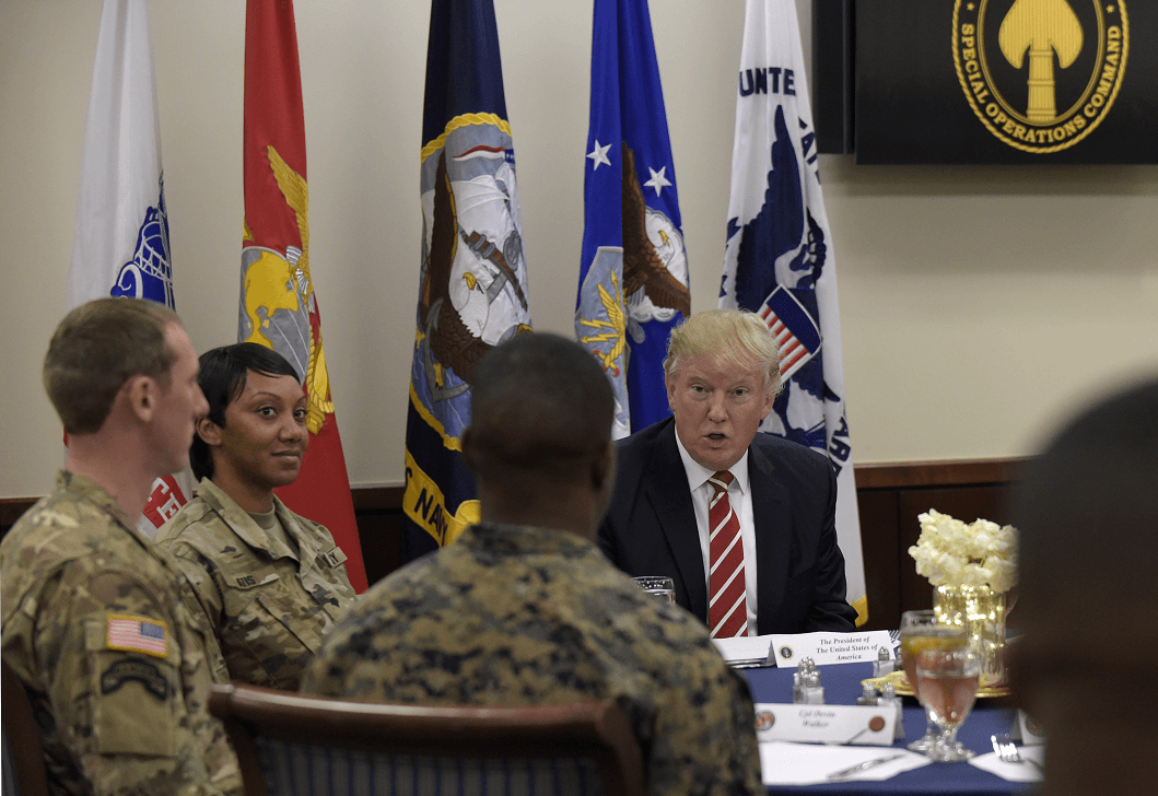 El presidente Donald Trump desayuna con militares en la Base Aérea MacDill, en Florida, Estados Unidos.