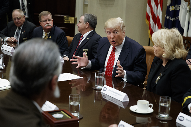 El presidente Donald Trump habla durante una reunión con los sheriffs del condado en el cuarto Roosevelt de la Casa Blanca, en Washington.