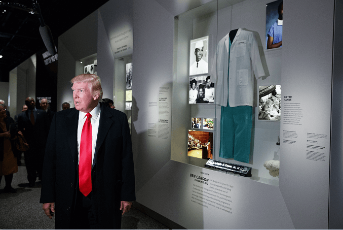 El presidente Trump habla con reporteros durante un recorrido por el Museo de Historia y Cultura Afroamericana. (AP)