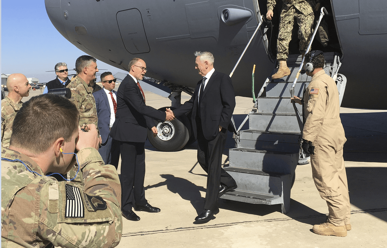 El secretario de Defensa de EU, James Mattis, es recibido por el embajador estadounidense Douglas Silliman en Bagdad. (AP)