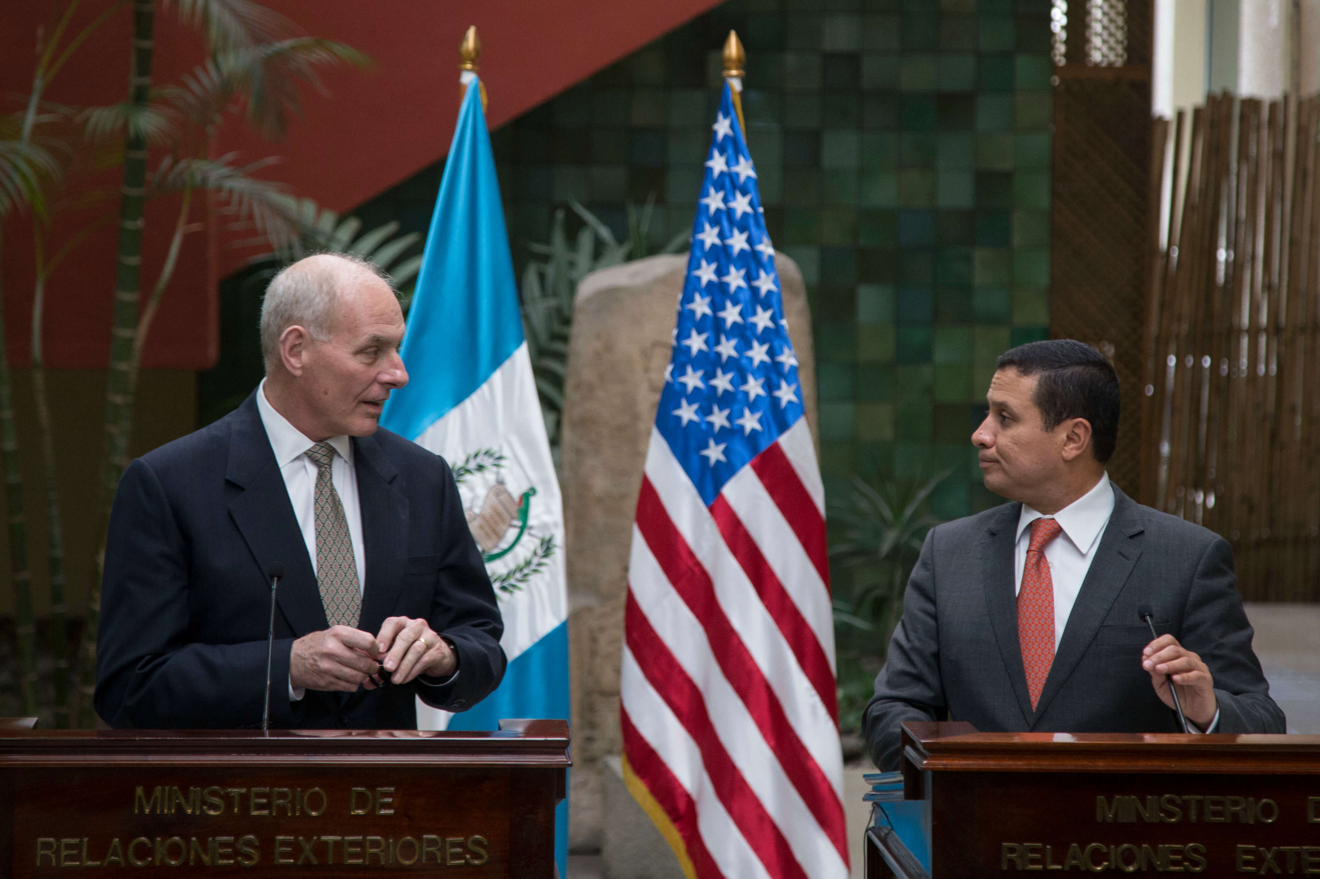 El secretario de Seguridad Nacional de Estados Unidos, John F. Kelly, y el presidente de Guatemala, Jimmy Morales, en conferencia de prensa.