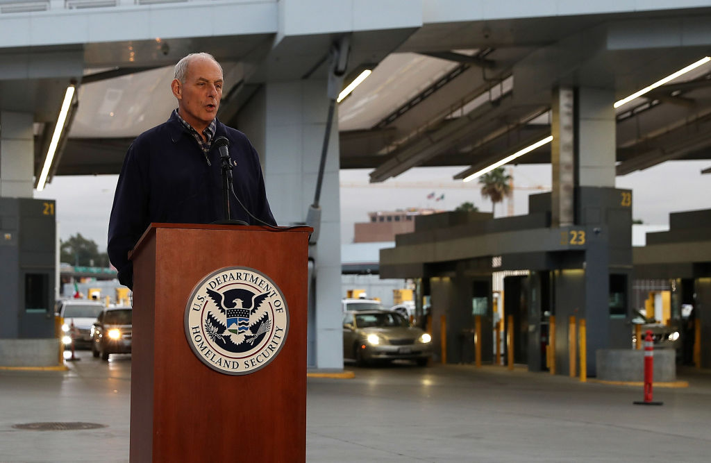 El secretario de Seguridad Nacional de Estados Unidos, John Kelly, recorrió la frontera con México.