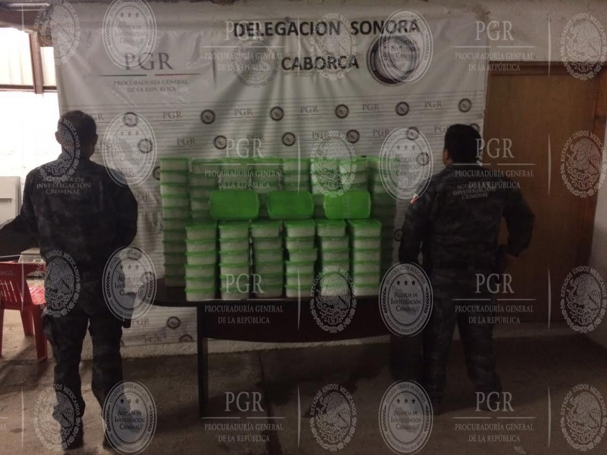Elementos de la PGR aseguran más de 150 kilos de metanfetamina oculta entre cajas de papaya en Sonora. (Twitter/@PGR_mx)