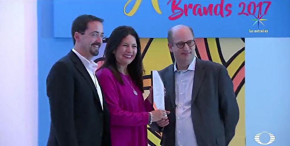 Elsa Vizcarra, vicepresidenta de Planeación Comercial de Televisa, recibe el reconocimiento Óscar de la Mercadotecnia. (Noticieros Televisa)
