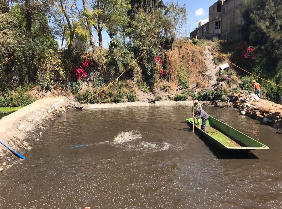 La zona afectada se rellenó con 500 a 600 mil litros de agua para comprobar que no haya filtraciones. (@En_Xochimilco)