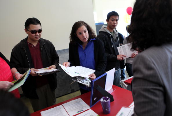 Las solicitudes semanales del subsidio por desempleo en Estados Unidos cayeron en 14,000 (Getty Images)