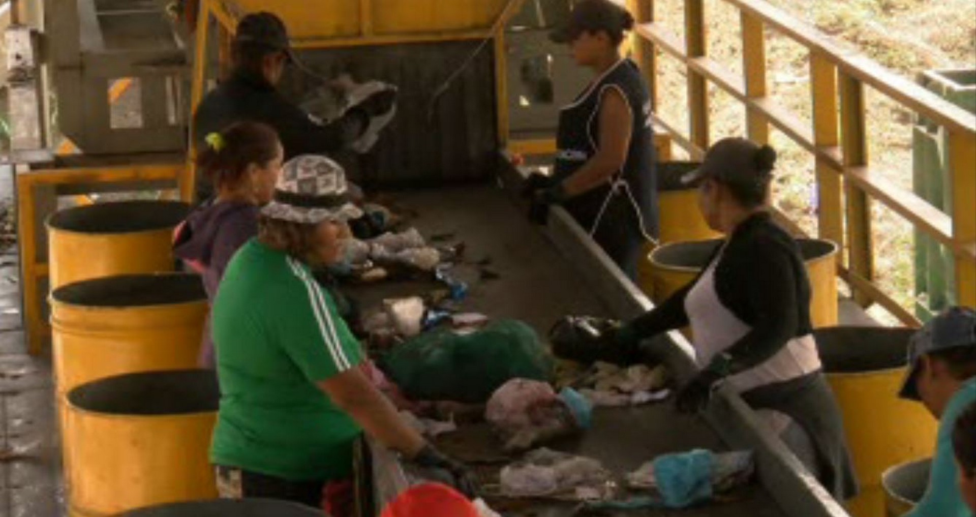 Empresa recicladora contrata a pepenadoras de basura en Veracruz. (Noticieros Televisa)