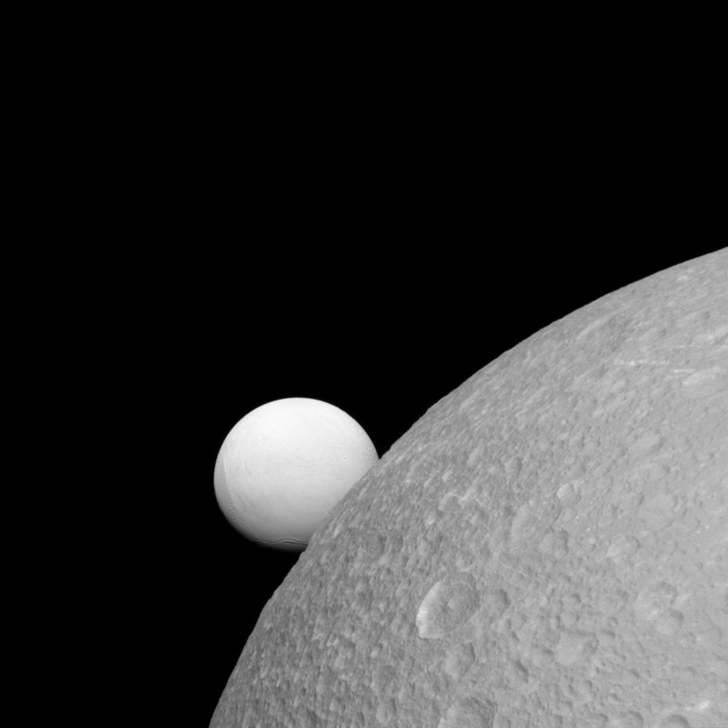 Encélado, la sexta luna de Saturno, tiene un océano bajo su superficie.