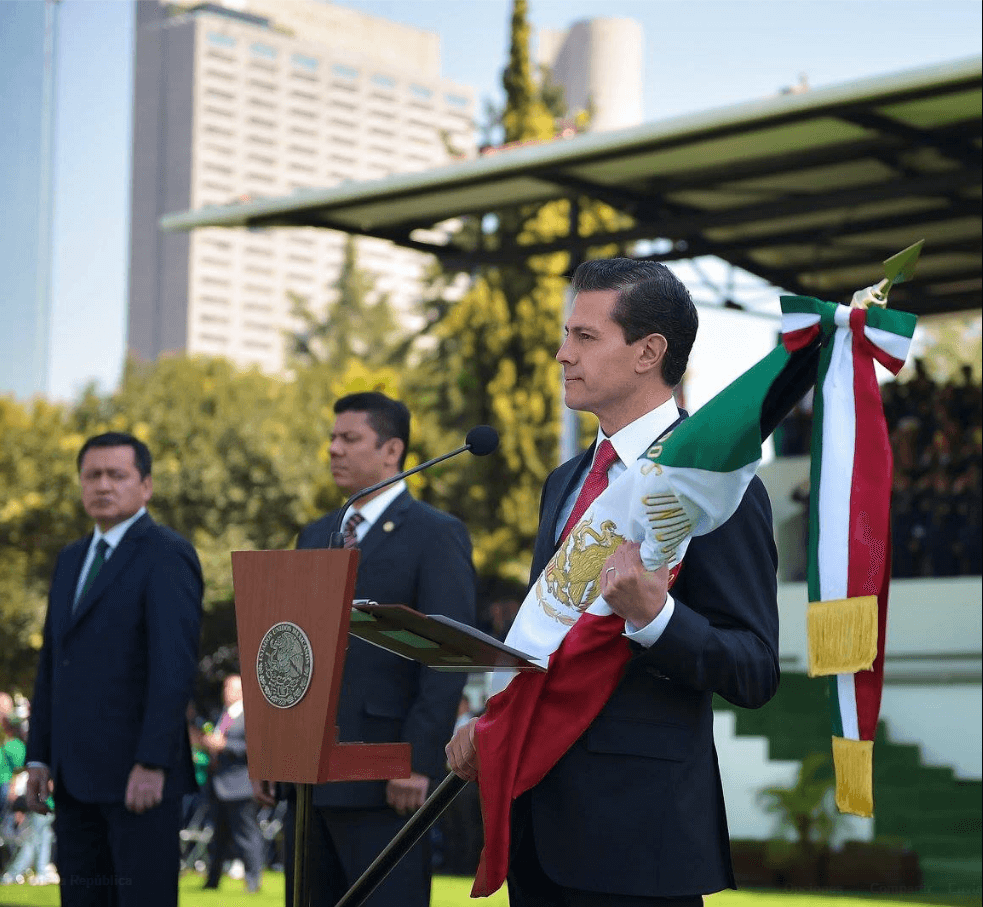 En el Campo Militar Marte, el presidente Peña encabezó el 196 aniversario del día de la bandera. (Presidencia)