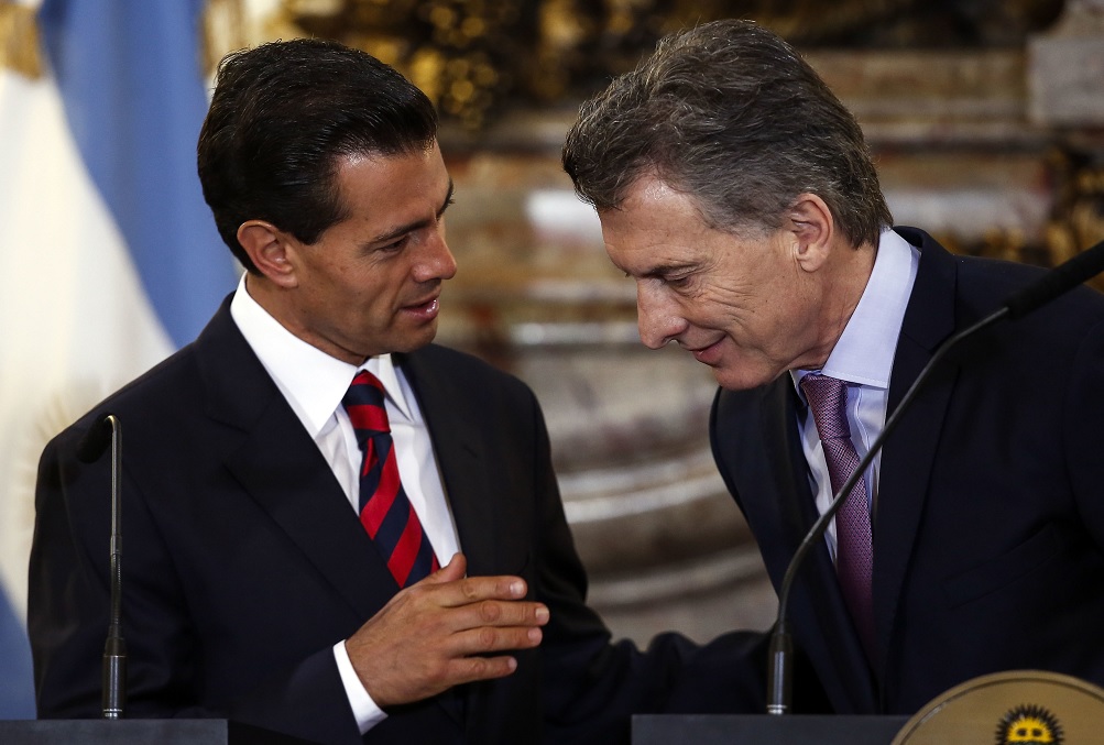El presidente Peña Nieto agradeció a su homólogo de Argentina, Mauricio Macri, las muestras de solidaridad del pueblo y gobierno de ese país; ambos confirmaron el interés de seguir en la negociación un acuerdo bilateral.