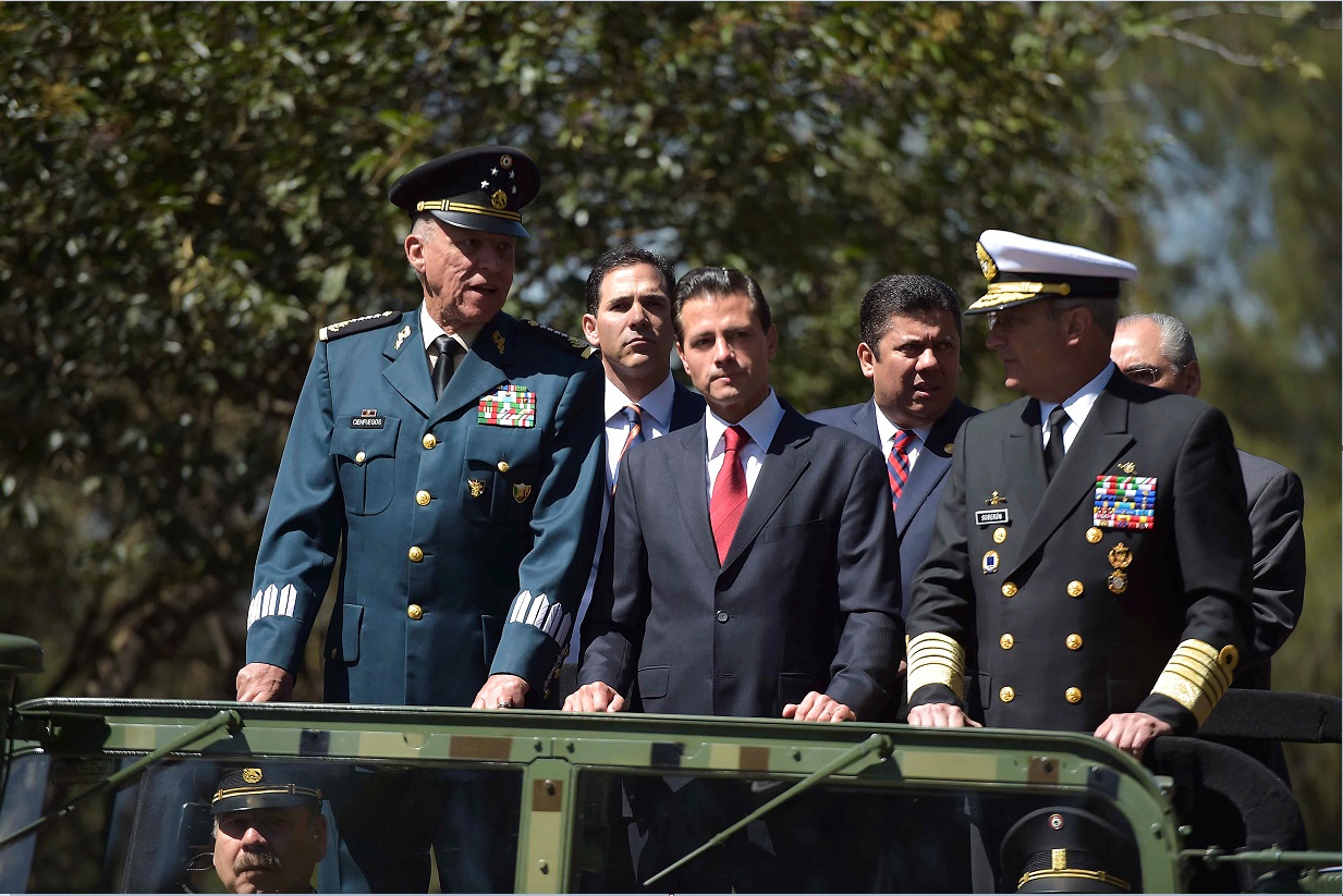 Enrique Peña Nieto encabeza la Marcha de la Lealtad; el Secretario de la Defensa, Salvador Cienfuegos pide cerrar filas en torno al Presidente