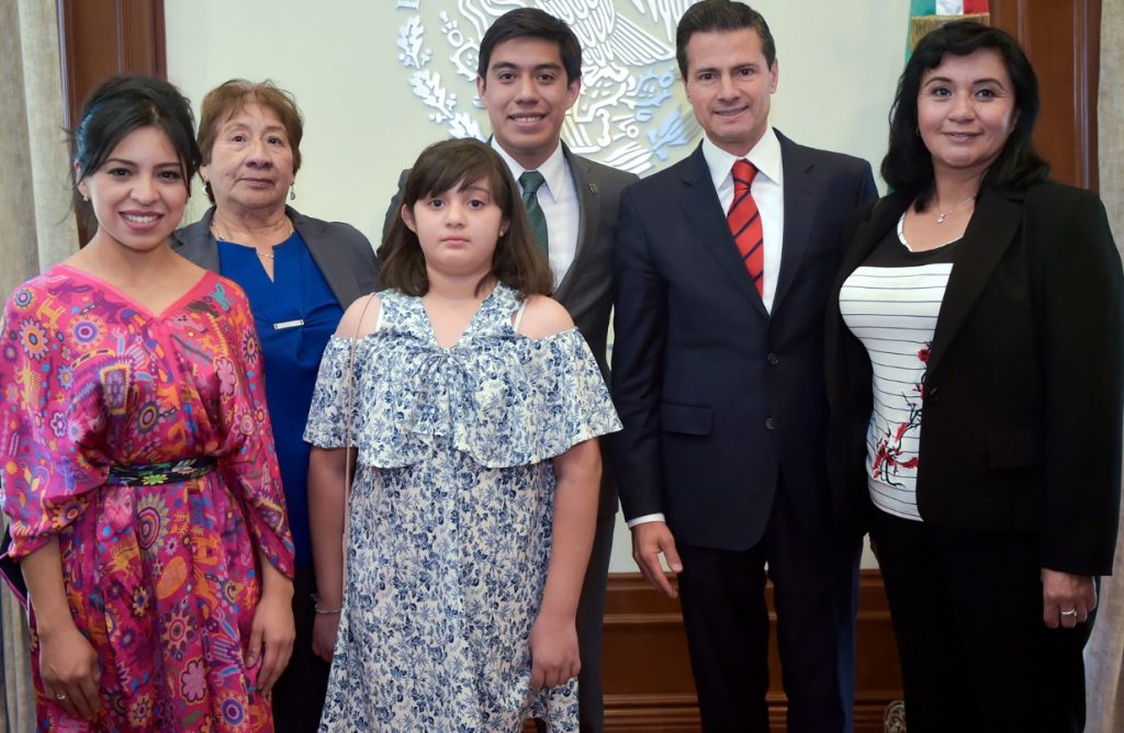 Yair Piña estuvo acompañado por su familia en Los Pinos.