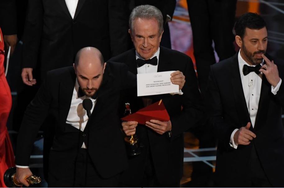 Por error, entregan la estatuilla por Mejor Películaa 'La La Land'; corrigen y lo recibe 'Mooonlight'. (Getty Images)