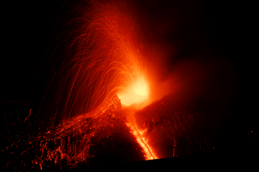El volcán Etna entra en erupción en Sicilia y se apreciaron explosiones de fuego y una colada de lava que se dirigió hacia el sudoeste. (Reuters)