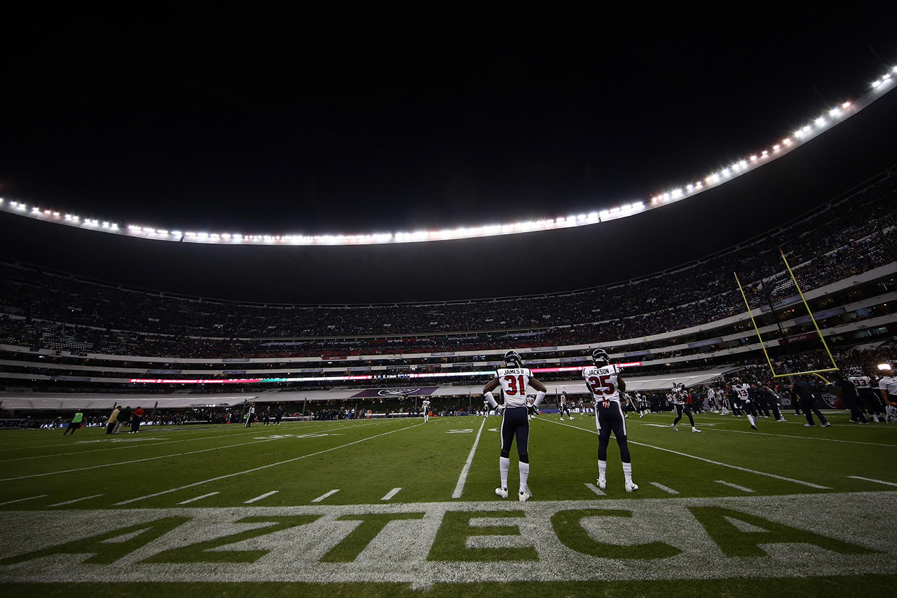 Una vista general del campo previo al juego entre los Houston Texans y Oakland Raiders en el Estadio Azteca (Getty Images)