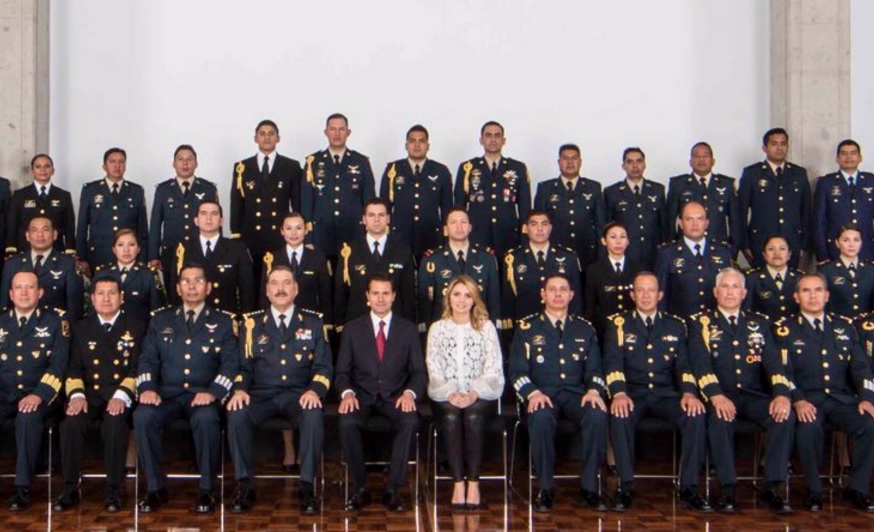 Enrique Peña Nieto, presidente de México, con la primera dama, Angelica Rivera, en una foto con miembros del Estado Mayor Presidencial (Twitter @EPN)