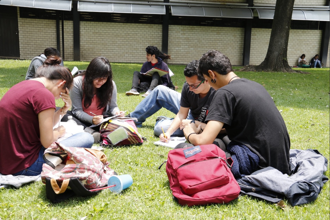 Jóvenes estudian en las instalaciones del Instituto Politécnico Nacional. (Twitter @IPN_MX, archivo)