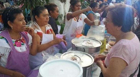 En la XXlX Feria Gastronómica de la Flor de Cuchunuc existieron platillos como: tamales, aguas frescas, postres, ensaladas y panes (Foto 3minutosinforma.com)