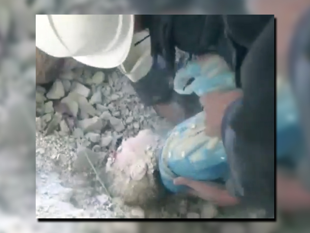 Una pequeña niña que se encontraba bajo los escombros de un edificio fue rescatada en Siria. (Agencias)