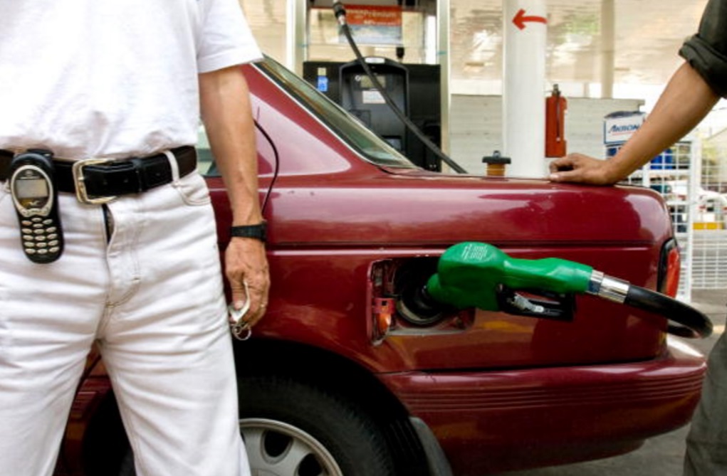 Un cliente espera mientras su coche es llenado en una gasolinera en México (Getty Images Archivo)