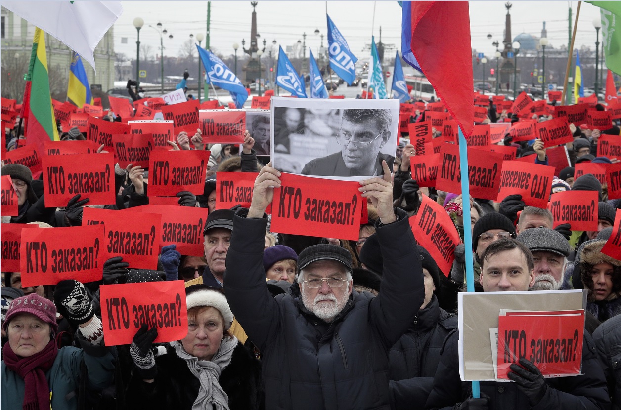 Más de 15,000 personas marcharon por el centro de Moscú para clamar justicia en el segundo aniversario del asesinato del líder opositor Boris Nemtsov (AP)