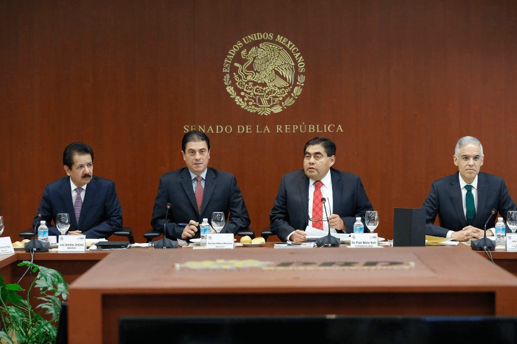 Gerónimo Gutiérrez con senadores del PRD. (@MBarbosaMX)