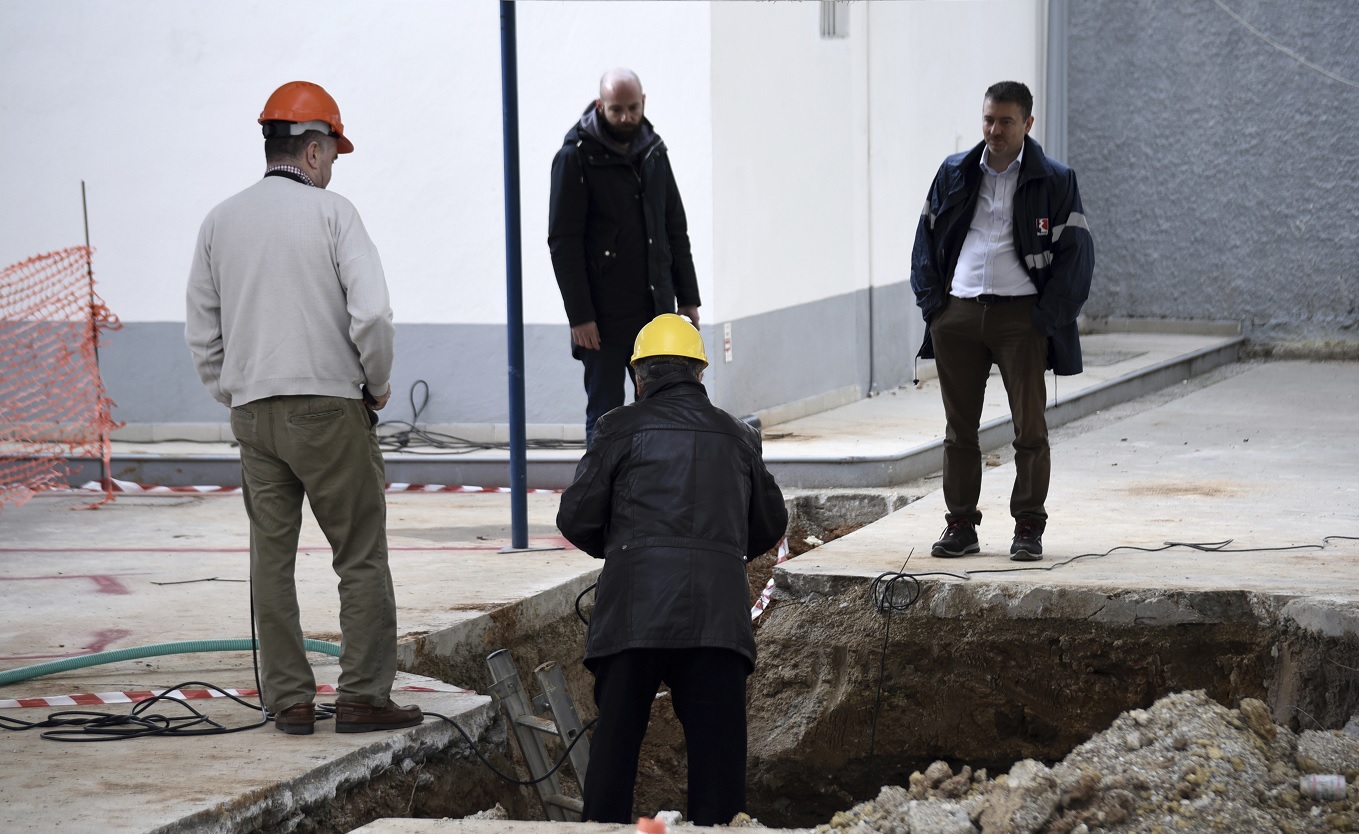 Un grupo de expertos verifican el lugar donde una bomba sin explotar de la Segunda Guerra Mundial fue hallada a 5 metros de profundidad en una gasolinera de la ciudad griega de Tesalónica (AP)