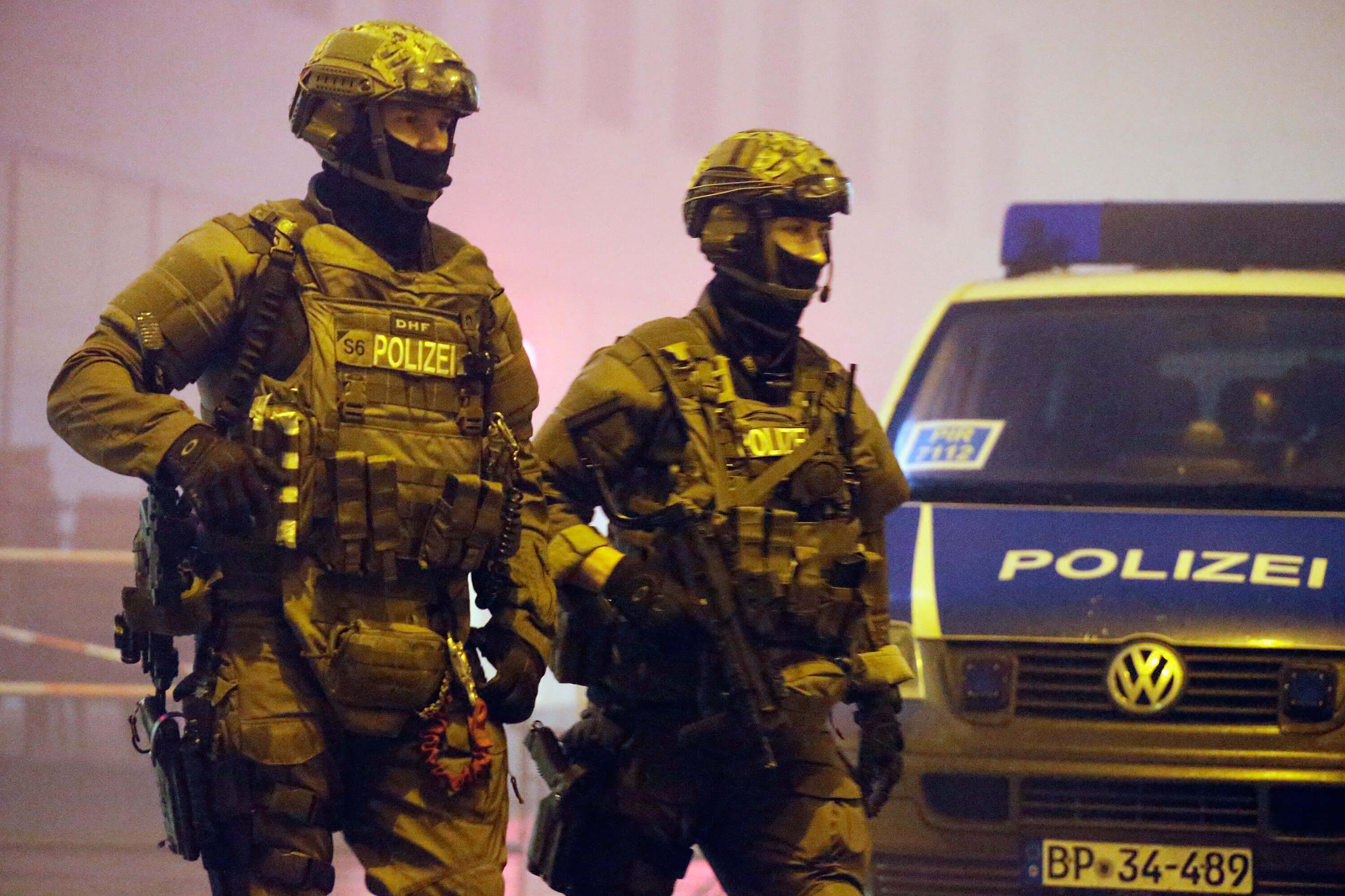 Miembros de la policía alemana se encuentran armados con ametralladoras frente a la estación de tren de Pasing el 1 de enero de 2016 en Munich, Alemania. (Getty Images/archivo)