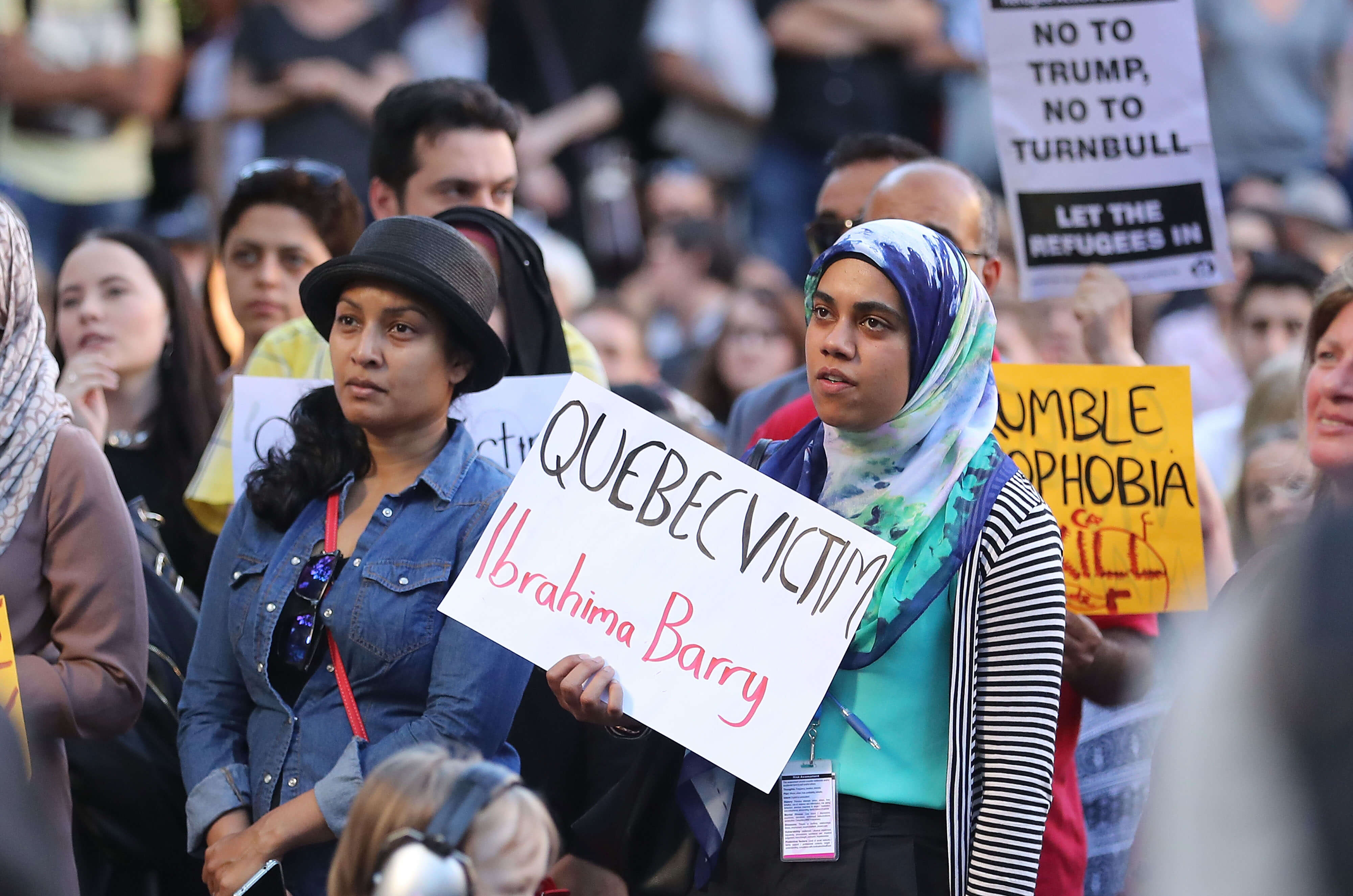 Una mujer australiana sostiene un letrero para protestar contra la prohibición del presidente estadounidense Donald Trump de que personas de siete países de mayoría musulmana ingresen a Estados Unidos. (Getty Images)