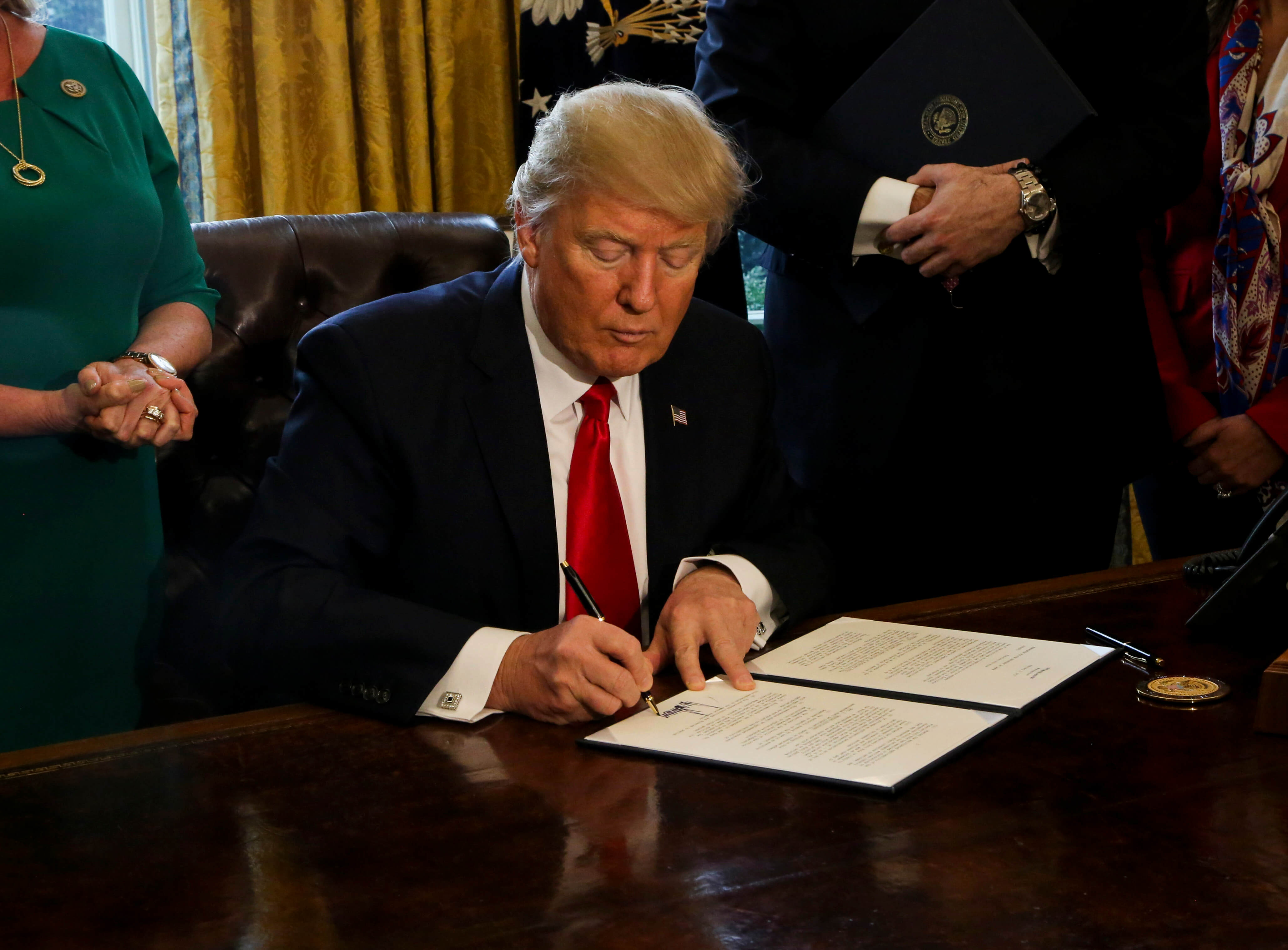 El presidente Donald Trump firmó una orden ejecutiva que vetaba la entrada a Estados Unidos a los inmigrantes procedentes de Irak, Yemen, Irán, Somalia, Sudán, Siria y Libia, además de los refugiados sirios. (Getty images/archivo)