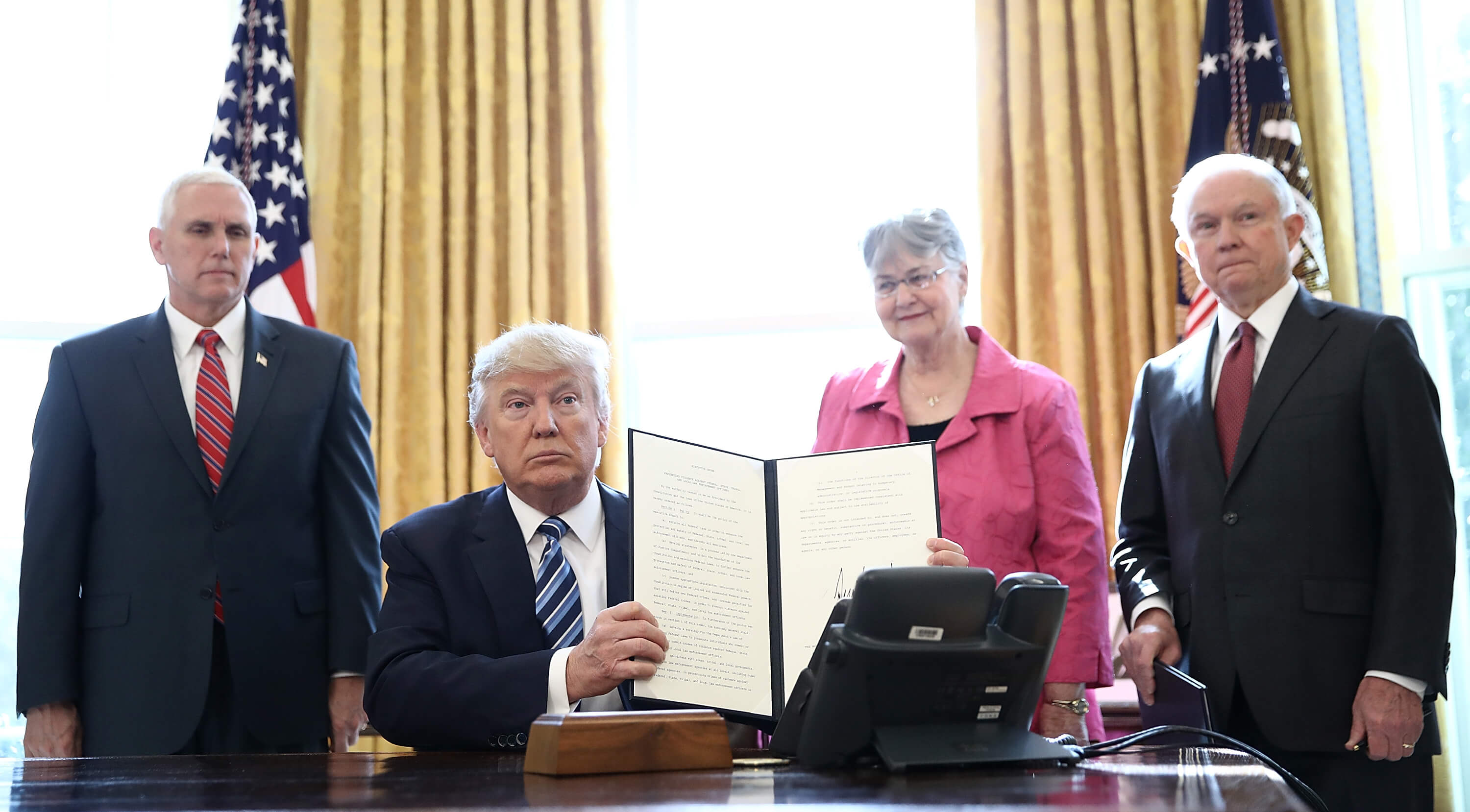 El presidente de EU, Donald Trump, firma una orden ejecutiva para acabar con los carteles del narcotráfico en su país. (AP)