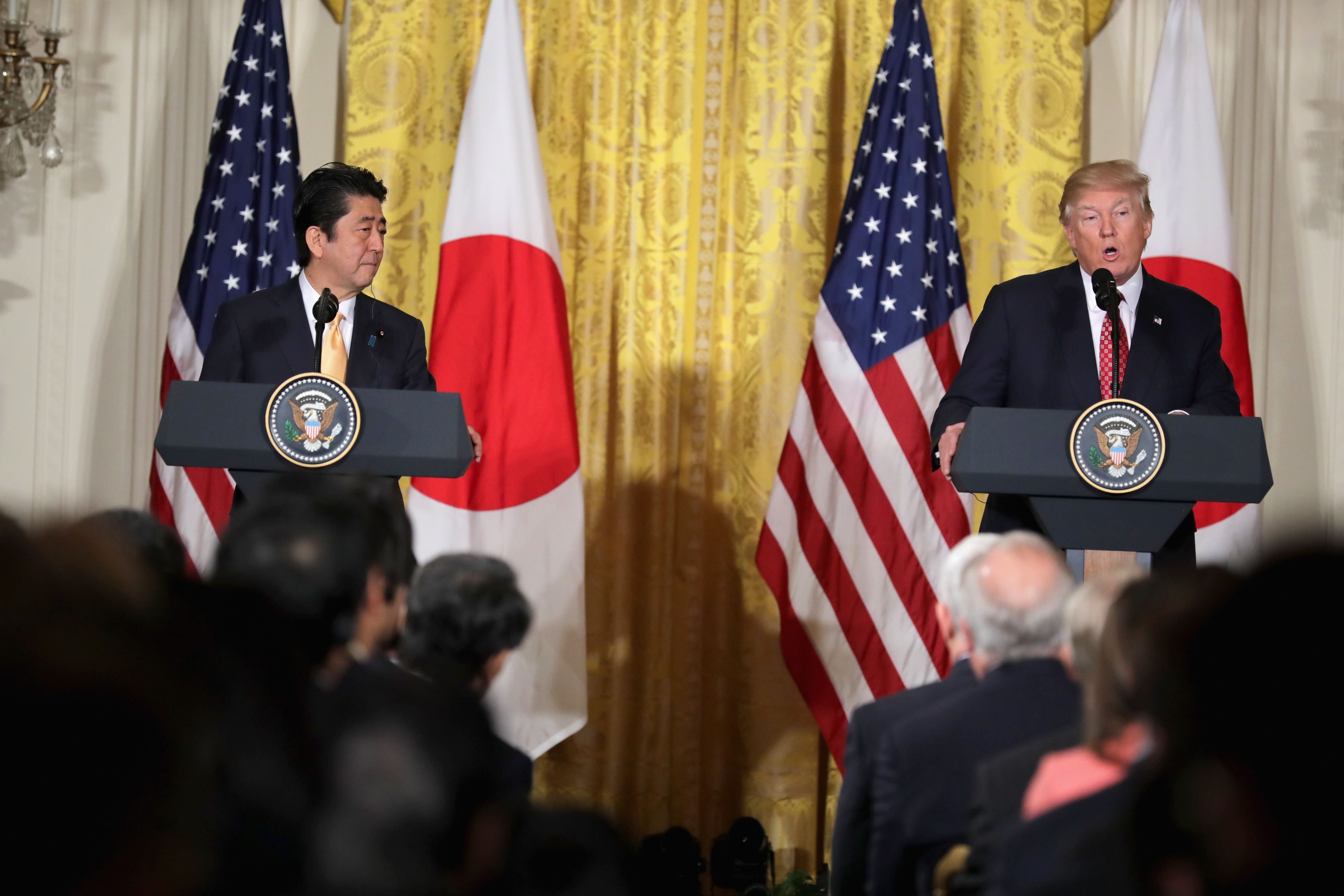 Donald Trump, presidente de Estados Unidos y Shinzo Abe, primer ministro de Japón, durante un mensaje en la Casa Blanca (Getty Images)