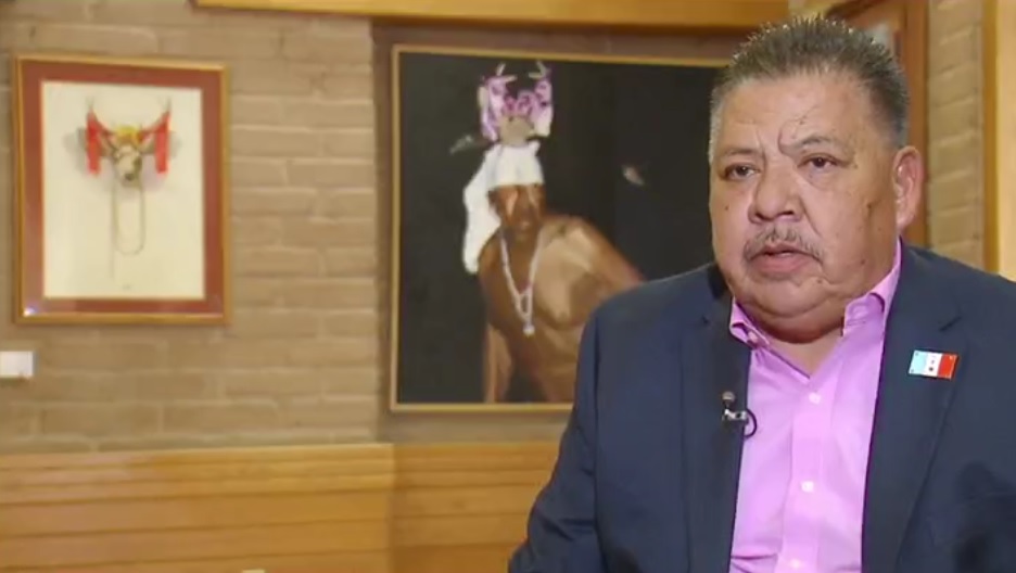 Robert Valencia, gobernador yaqui, levanten la voz en contra de una separación de tierras ancestrales y de familias con el muro de Trump (Noticieros Televisa)