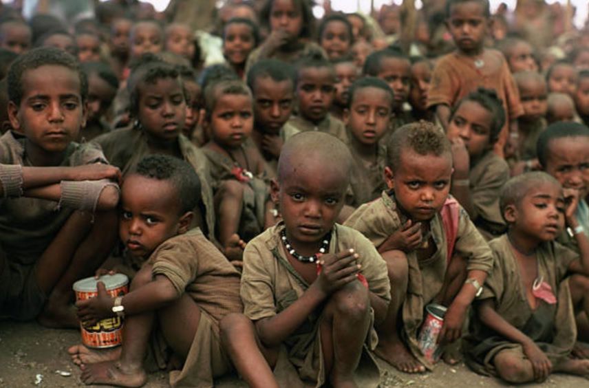 Un grupo de niños etíopes en un campamento de refugiados para ayudarlos a mitigar el hambre (Getty Images/Archivo)