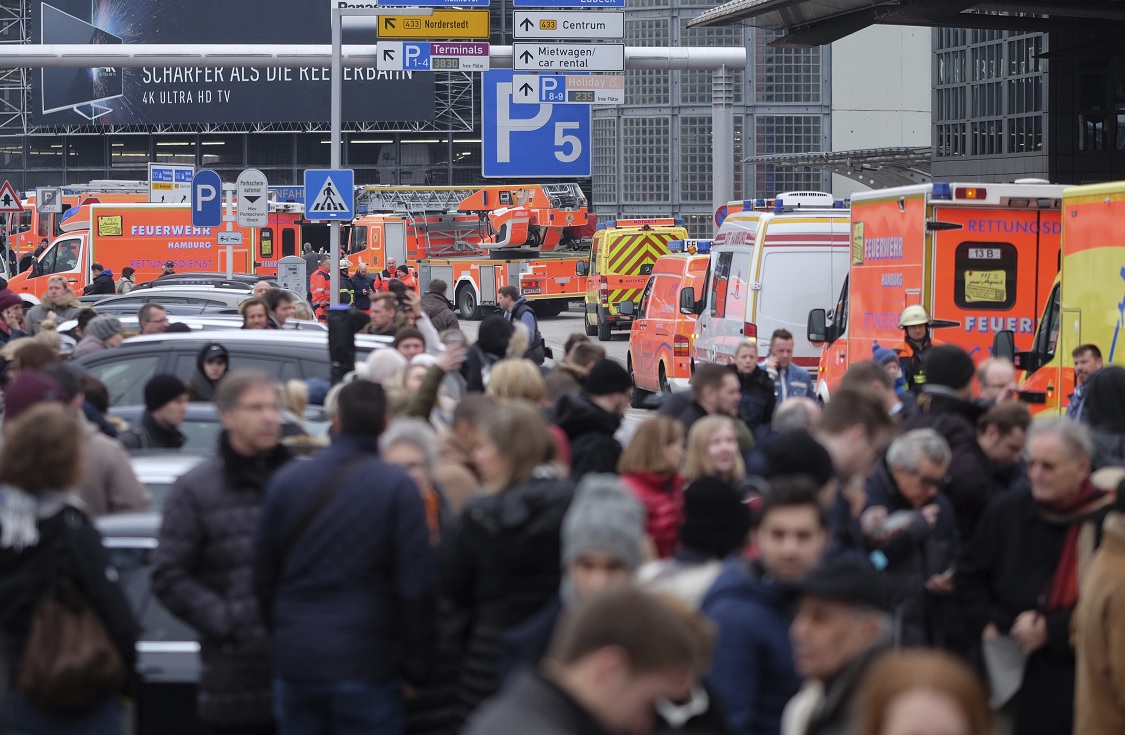 Turistas esperan fuera del aeropuerto de Hamburgo, al norte de Alemania, después de que varias personas resultaron evacuadas por una sustancia tóxica (AP)