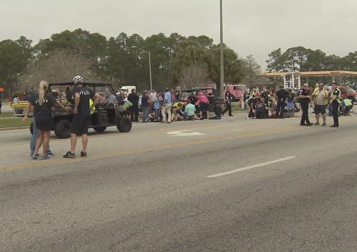 Personas reciben atención médica al ser impactadas por un vehículo durante el desfile de Mardi Gras en Alabama, Estados Unidos (Twitter @BreakingNewsHQ1)
