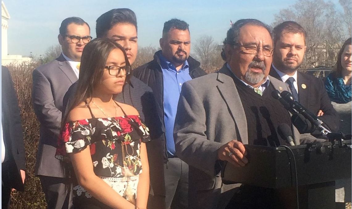 Los hijos de Guadalupe García de Rayos, mexicana deportada desde Estados Unidos, acuden al Capitolio y son acompañados por el legislador de Arizona, Raúl Grijalva. (Twitter @standwithraul)