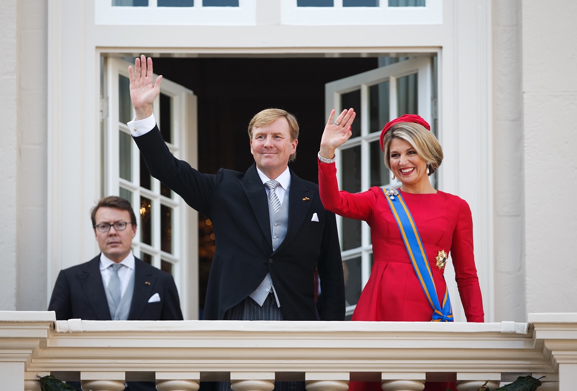 El rey Guillermo Alejandro de Holanda y la reina Máxima cenarán con 150 personas el 28 de abril en el palacio de la plaza Dam de Amsterdam (Getty Images/archivo)